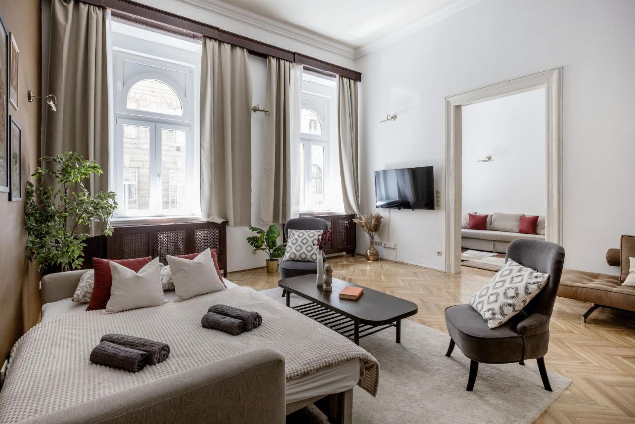 Luxe, Historic Home Near Downtown Landmarks 19Th Century Budapest Exterior foto